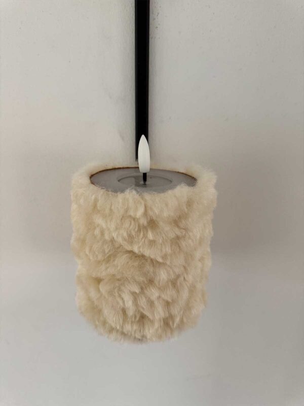 Blockljus vit mellanlång päls