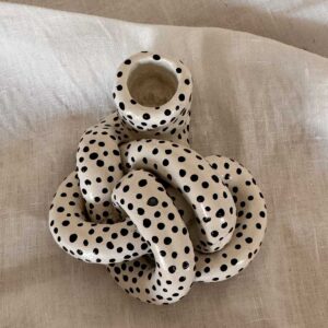 Knut ljusstake vit småprickig