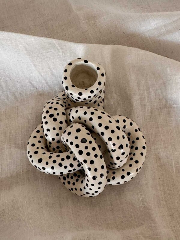 Knut ljusstake vit småprickig