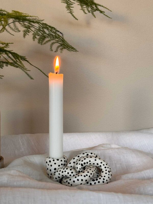 Knut ljusstake vit småprickig