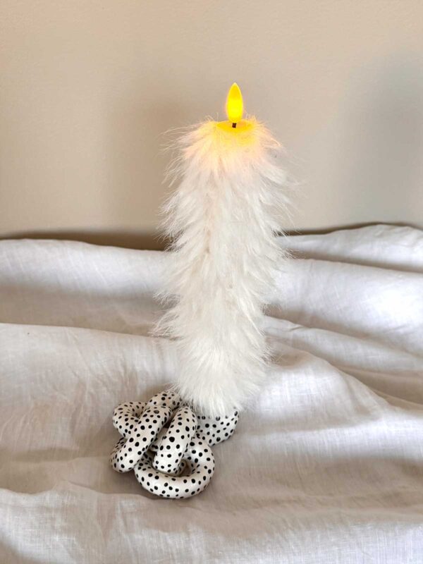 Knut ljusstake vit småprickig