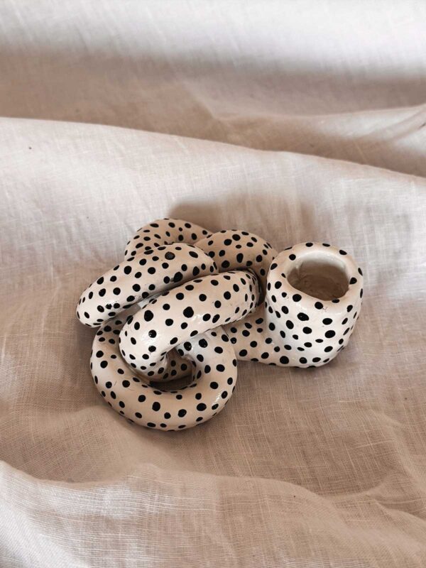 Knut ljusstake vit småprickig