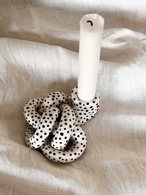 Knut ljusstake vit småprickig