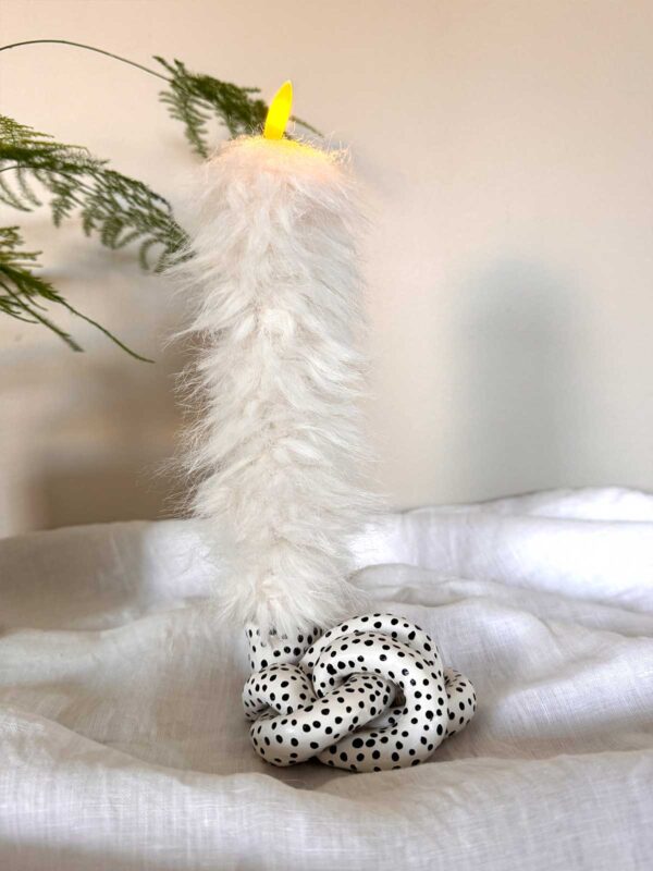 Knut ljusstake vit småprickig