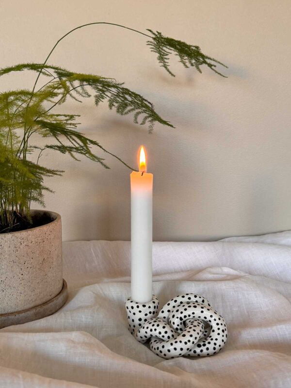 Knut ljusstake vit småprickig