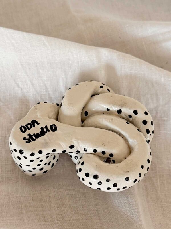 Knut ljusstake vit småprickig