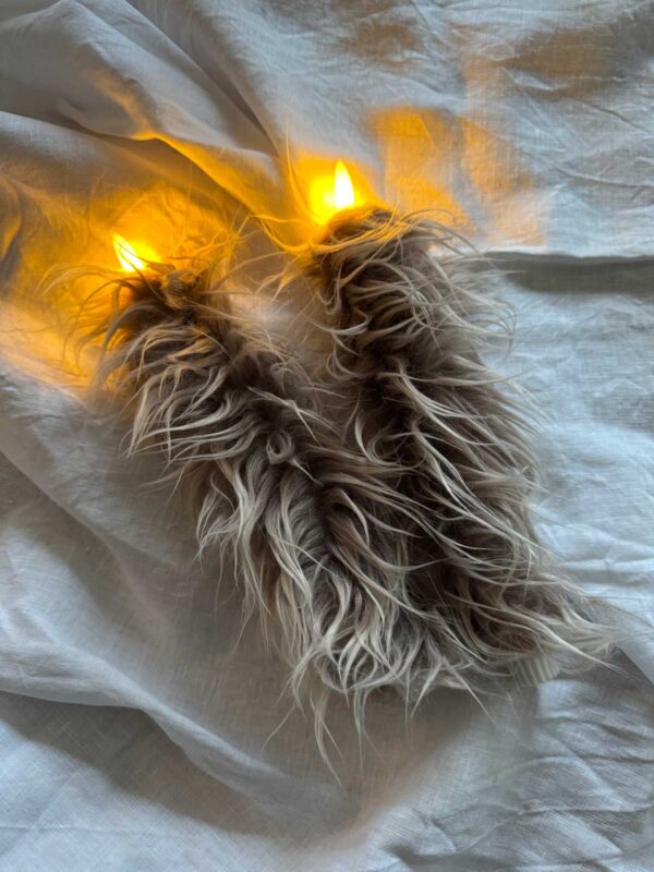 Kronljus beige långhårig päls