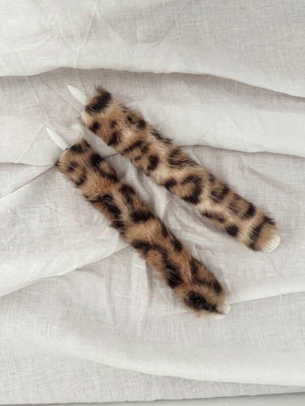 Kronljus brun leopard mellanlång päls