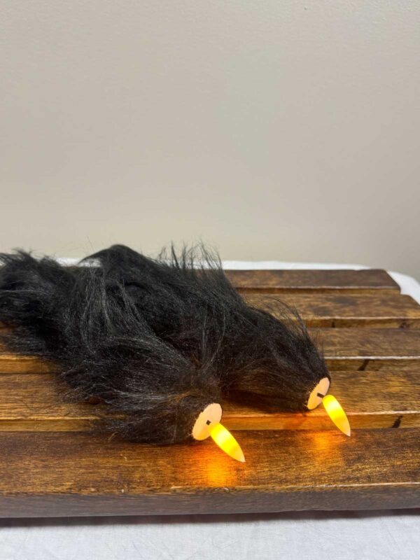 Kronljus svart långhårig päls