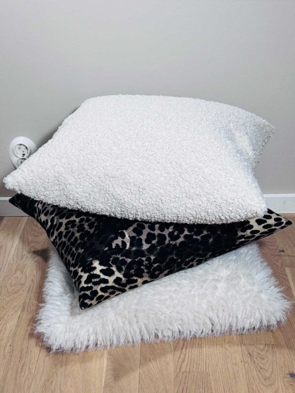 Kudde vit korthårig päls