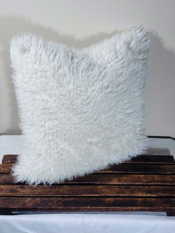 Kudde vit långhårig päls