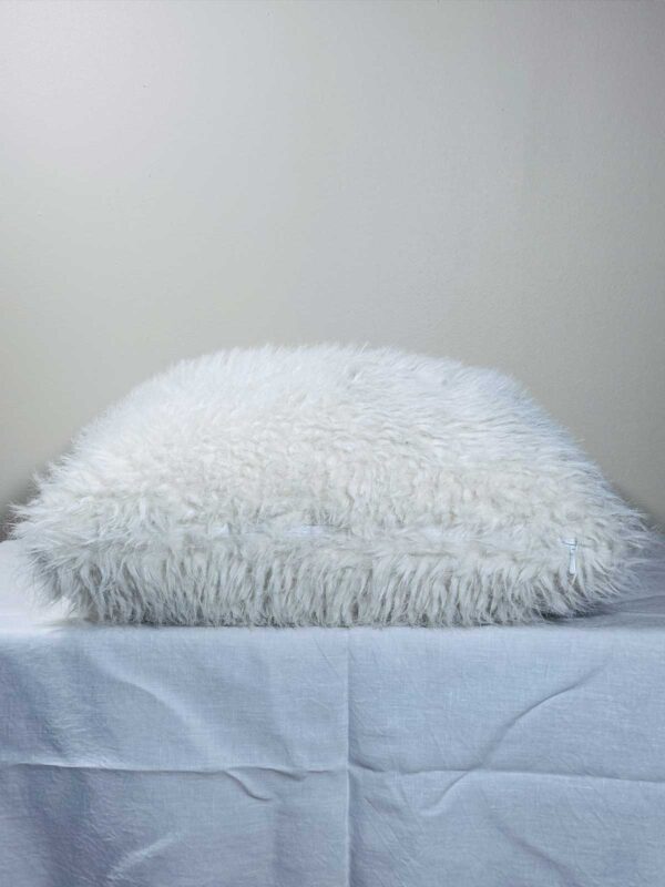 Kudde vit långhårig päls