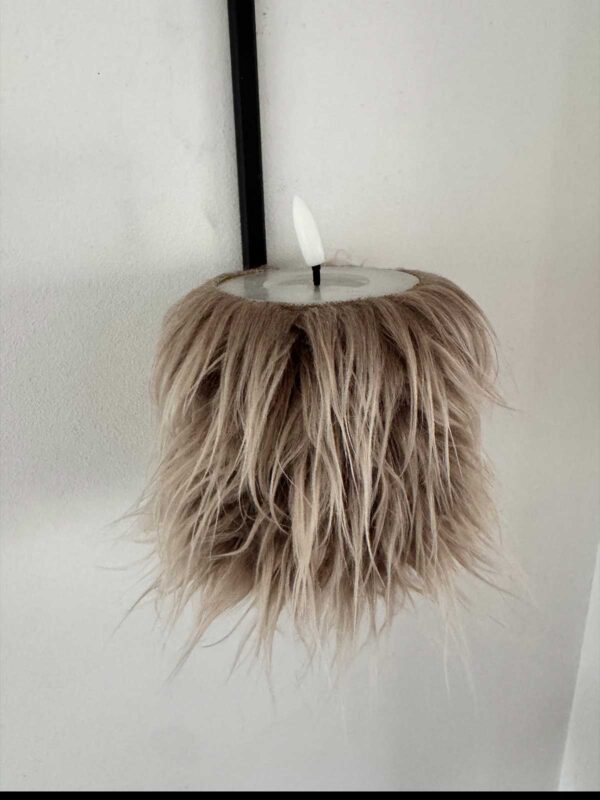 Ljuskitt beige långhårig päls