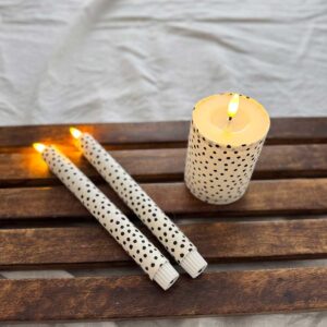 Ljuskitt vit småprickig