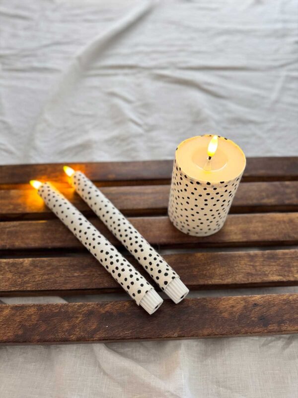 Ljuskitt vit småprickig