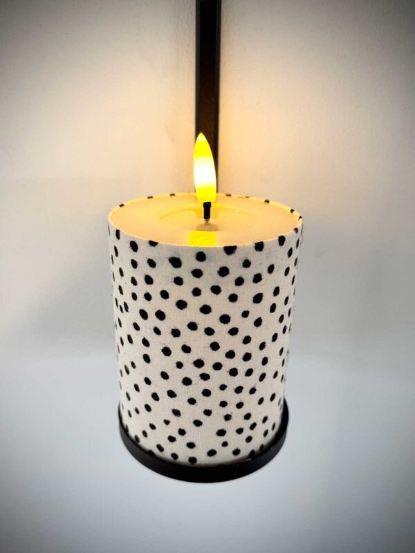 Ljuskitt vit småprickig