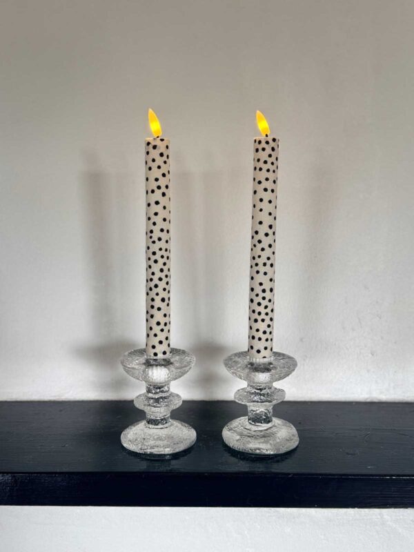 Ljuskitt vit småprickig