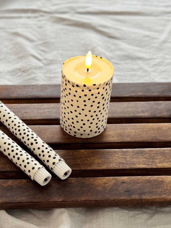 Ljuskitt vit småprickig