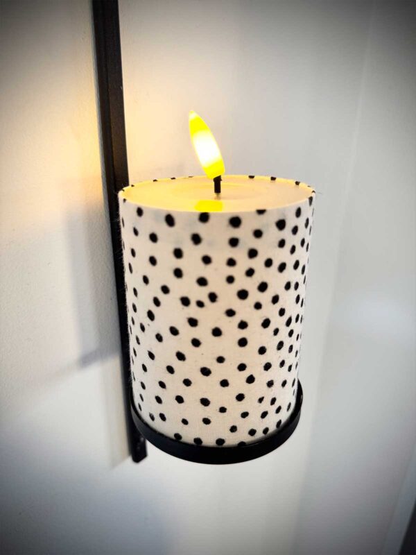 Ljuskitt vit småprickig