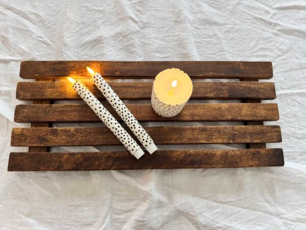 Ljuskitt vit småprickig