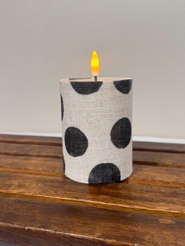 Ljuskitt vit storprickig