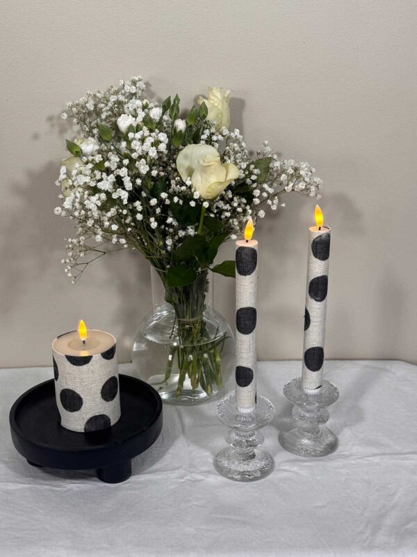 Ljuskitt vit storprickig