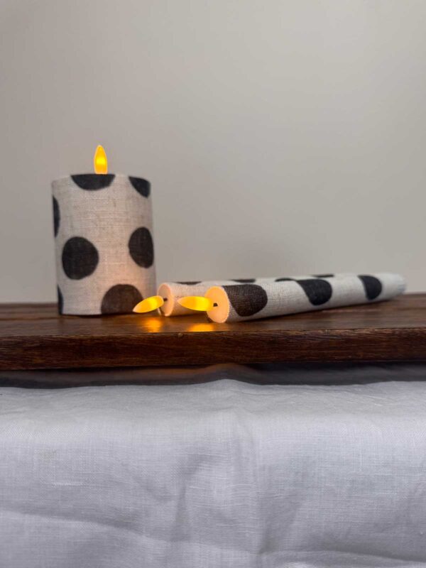 Ljuskitt vit storprickig