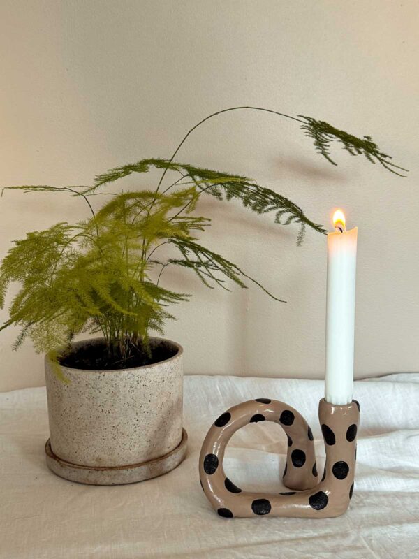 Loop ljusstake beige mellanprickig