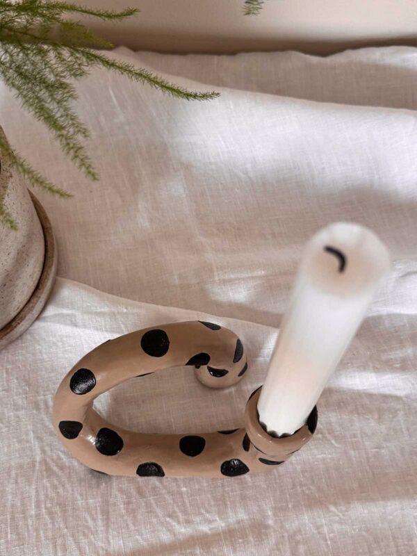 Loop ljusstake beige mellanprickig