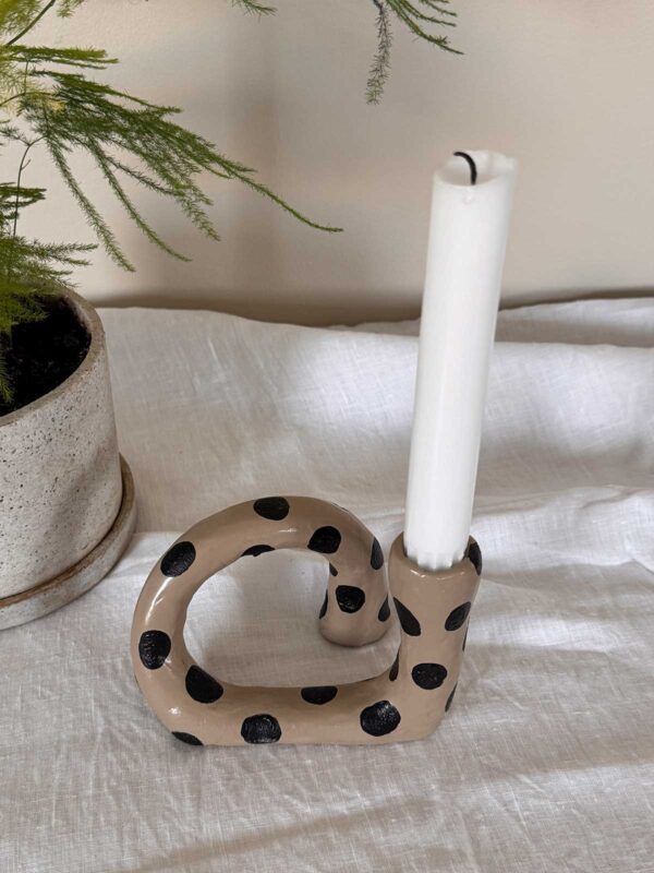 Loop ljusstake beige mellanprickig