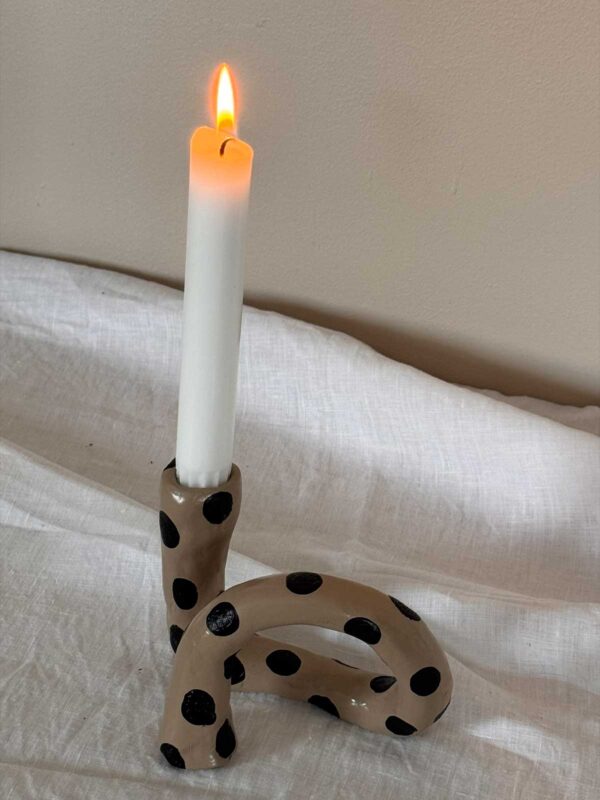 Loop ljusstake beige mellanprickig