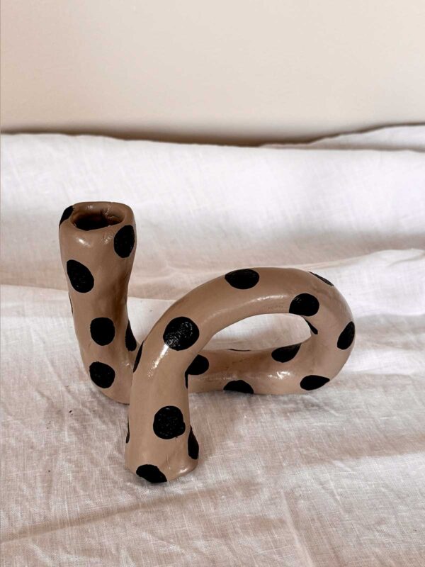 Loop ljusstake beige mellanprickig