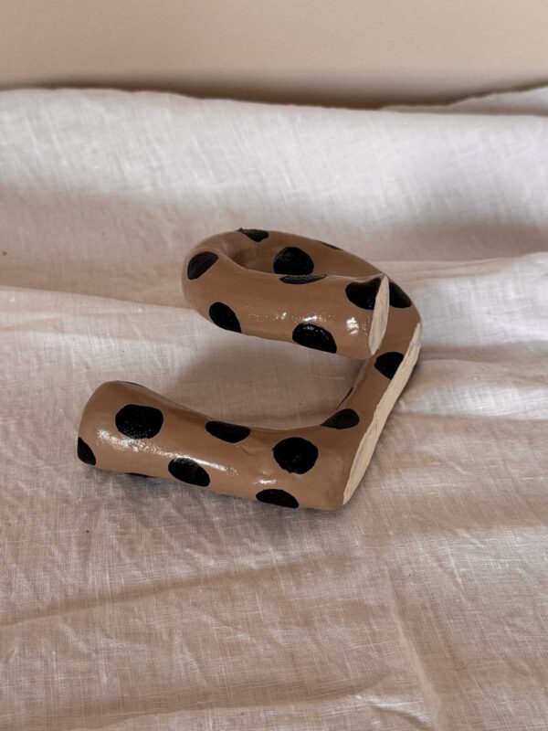 Loop ljusstake beige mellanprickig