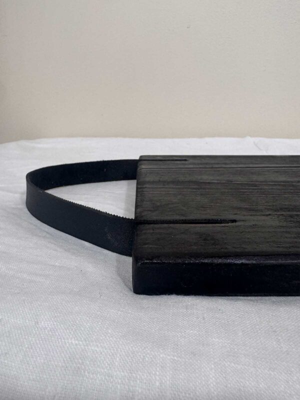 Serveringsbricka med läderhandtag