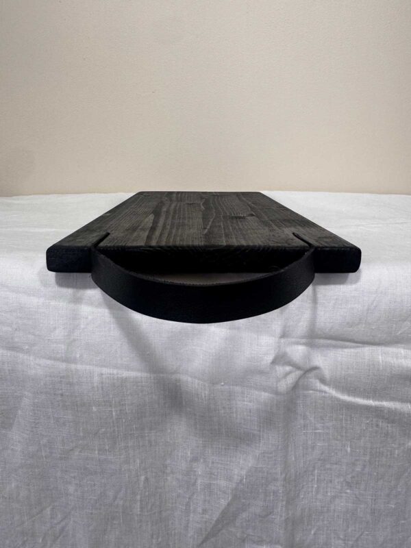 Serveringsbricka med läderhandtag