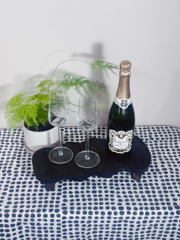 Träbricka våg medium svart