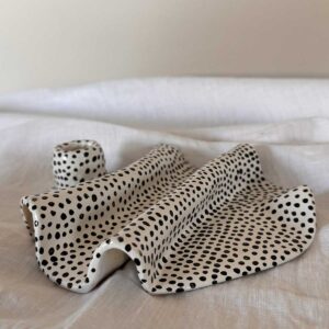 Vågig platta ljusstake vit småprickig