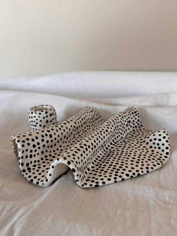 Vågig platta ljusstake vit småprickig