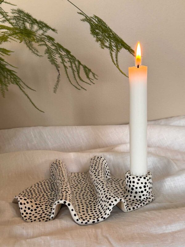 Vågig platta ljusstake vit småprickig