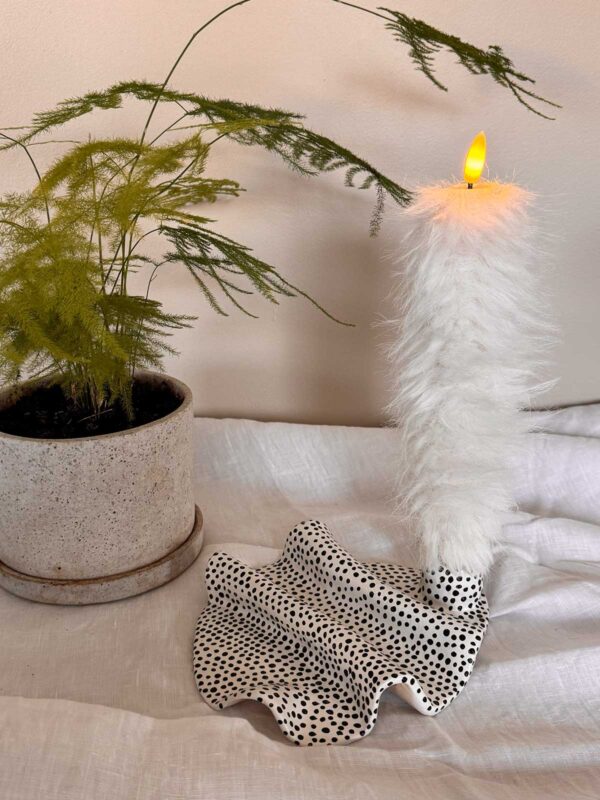 Vågig platta ljusstake vit småprickig