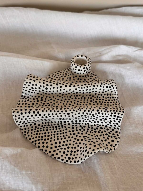 Vågig platta ljusstake vit småprickig