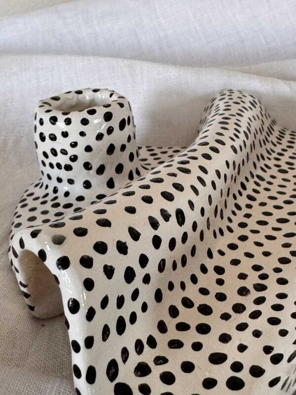 Vågig platta ljusstake vit småprickig