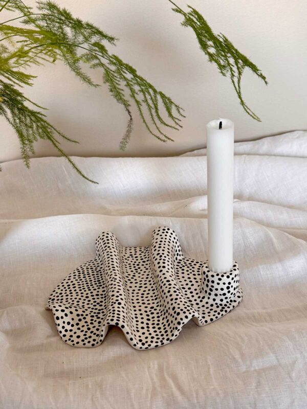 Vågig platta ljusstake vit småprickig