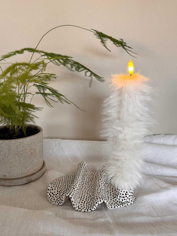 Vågig platta ljusstake vit småprickig