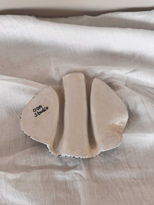 Vågig platta ljusstake vit småprickig